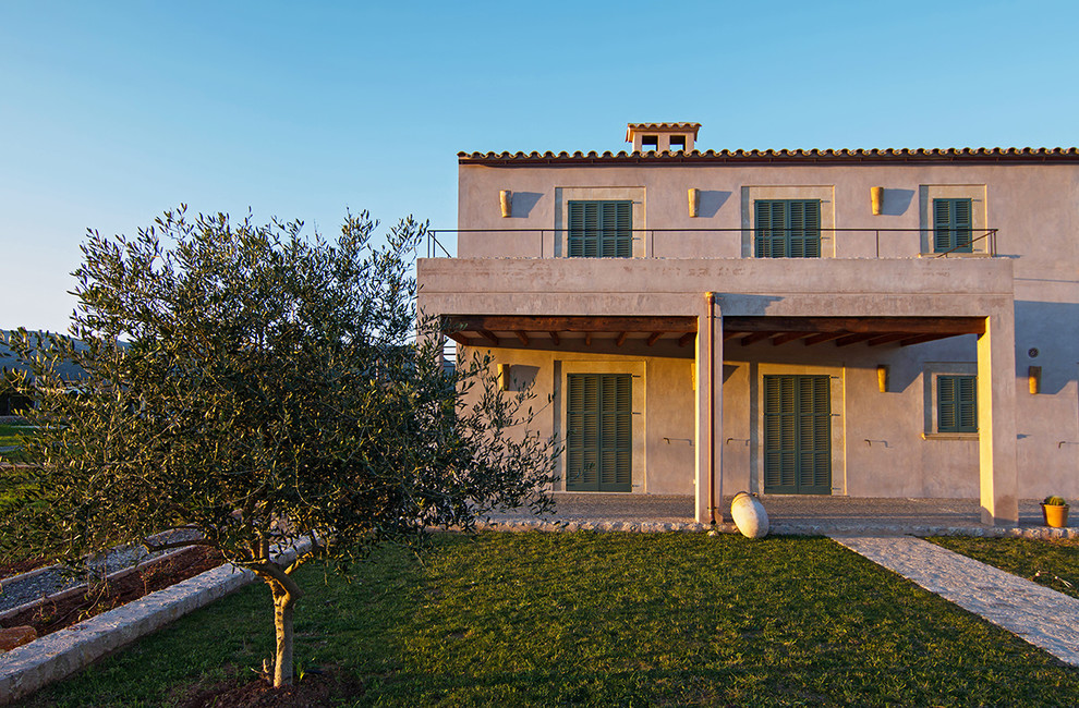 Modelo de fachada de casa rosa mediterránea de dos plantas con tejado de teja de barro