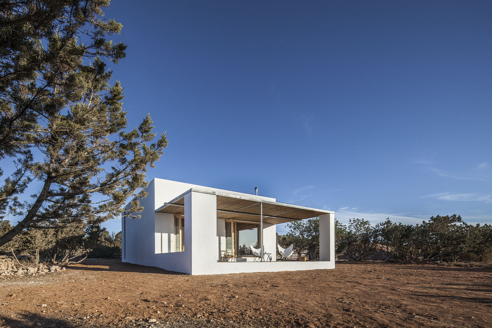 Kleines, Einstöckiges Mediterranes Einfamilienhaus mit Mix-Fassade, weißer Fassadenfarbe, Flachdach und Misch-Dachdeckung in Sonstige