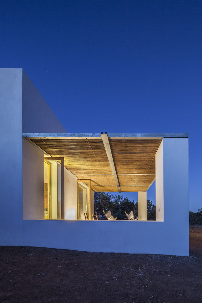 Inspiration pour une petite façade de maison blanche méditerranéenne de plain-pied avec un revêtement mixte, un toit plat et un toit mixte.