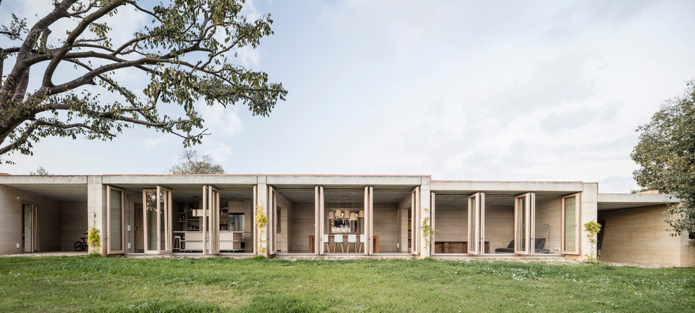 Imagen de fachada de casa beige minimalista de una planta con tejado plano