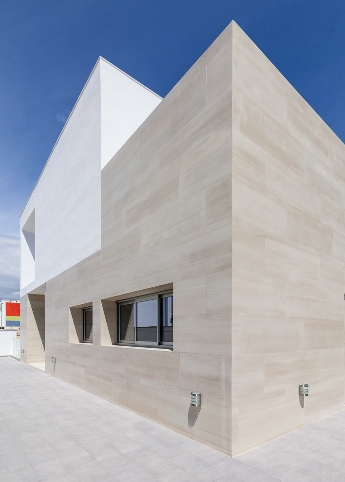 Foto de fachada blanca contemporánea grande de tres plantas con revestimientos combinados y tejado plano