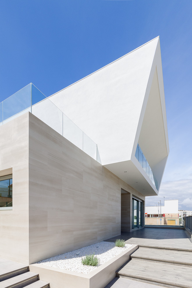 Modelo de fachada blanca contemporánea grande de tres plantas con revestimientos combinados