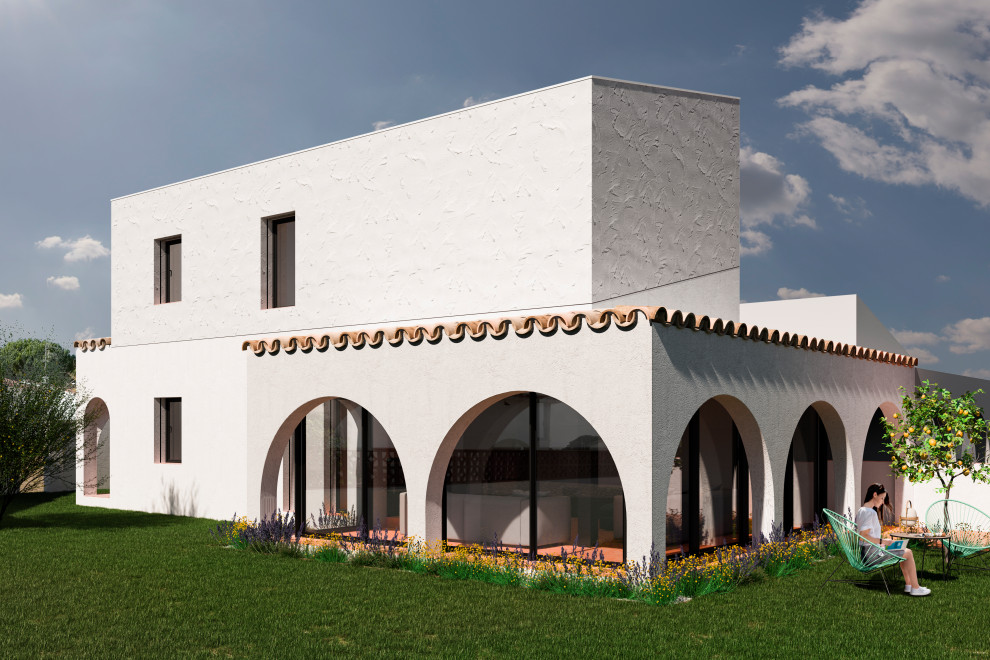 Diseño de fachada de casa blanca mediterránea grande de dos plantas con revestimiento de estuco, tejado de un solo tendido y tejado de teja de barro