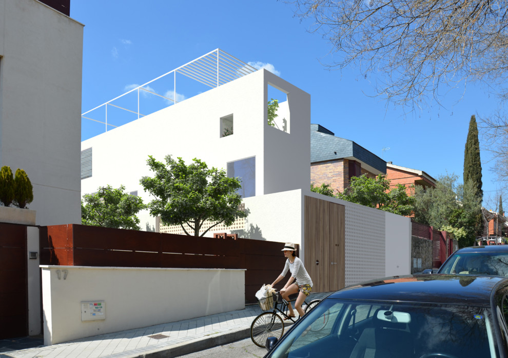 Foto de fachada blanca contemporánea de tamaño medio de tres plantas con revestimiento de aglomerado de cemento y tejado plano