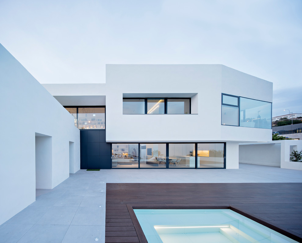 Modelo de fachada de casa blanca y blanca moderna grande de dos plantas con tejado plano