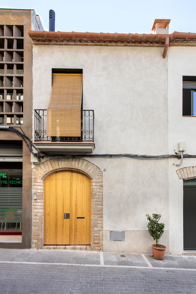 Design ideas for an urban house exterior in Barcelona.