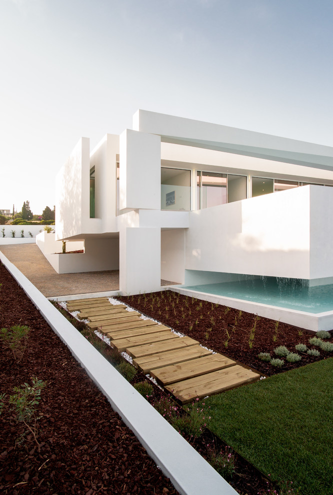 Imagen de fachada blanca minimalista grande