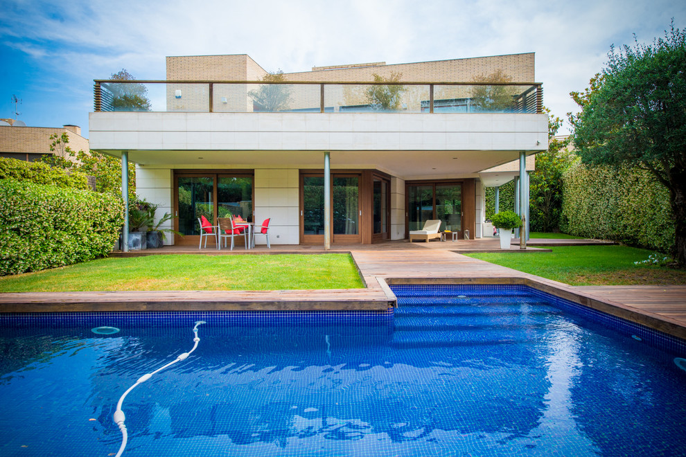 Medium sized and white contemporary two floor house exterior in Barcelona with mixed cladding and a flat roof.