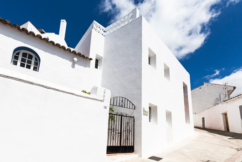 真っ白な家並みに溶け込んで 傾斜を利用し景観を楽しむスペインの家 Houzz ハウズ
