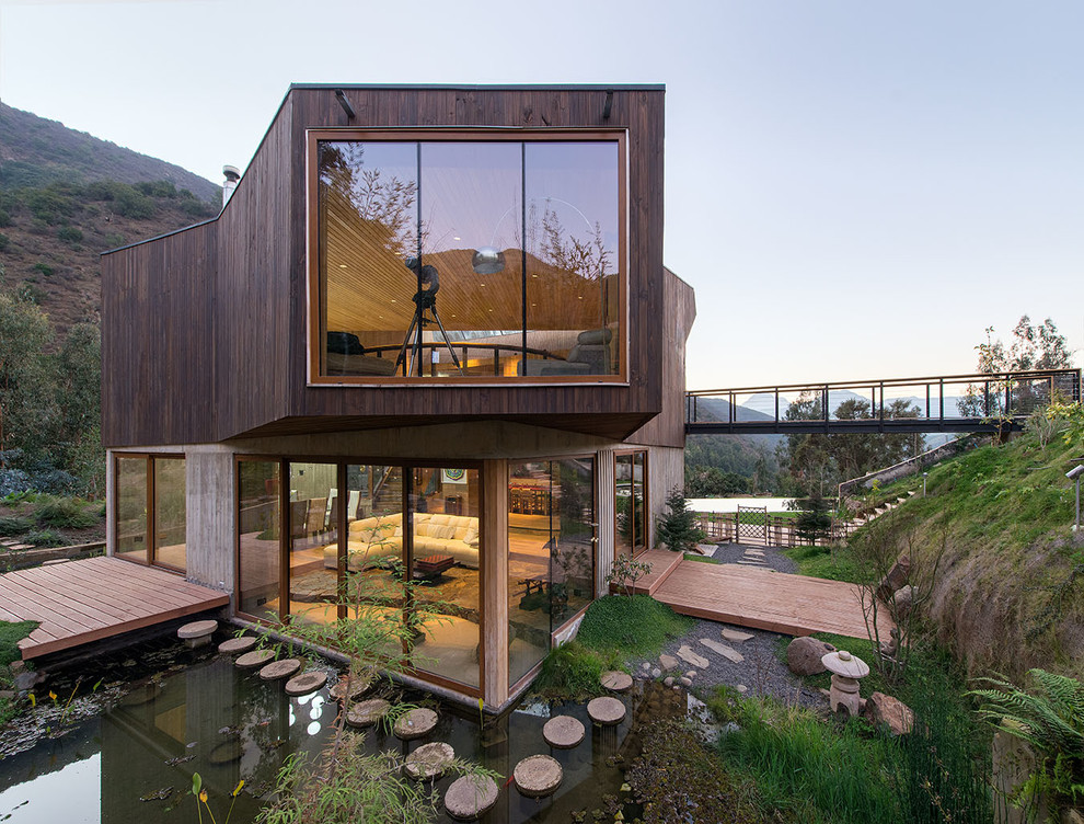 Ejemplo de fachada de casa marrón contemporánea de dos plantas con revestimiento de madera y tejado plano