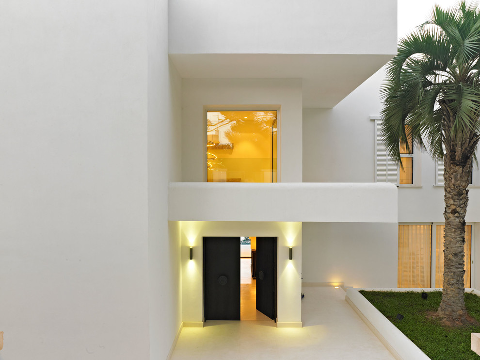 Inspiration för stora moderna vita hus, med tre eller fler plan och platt tak