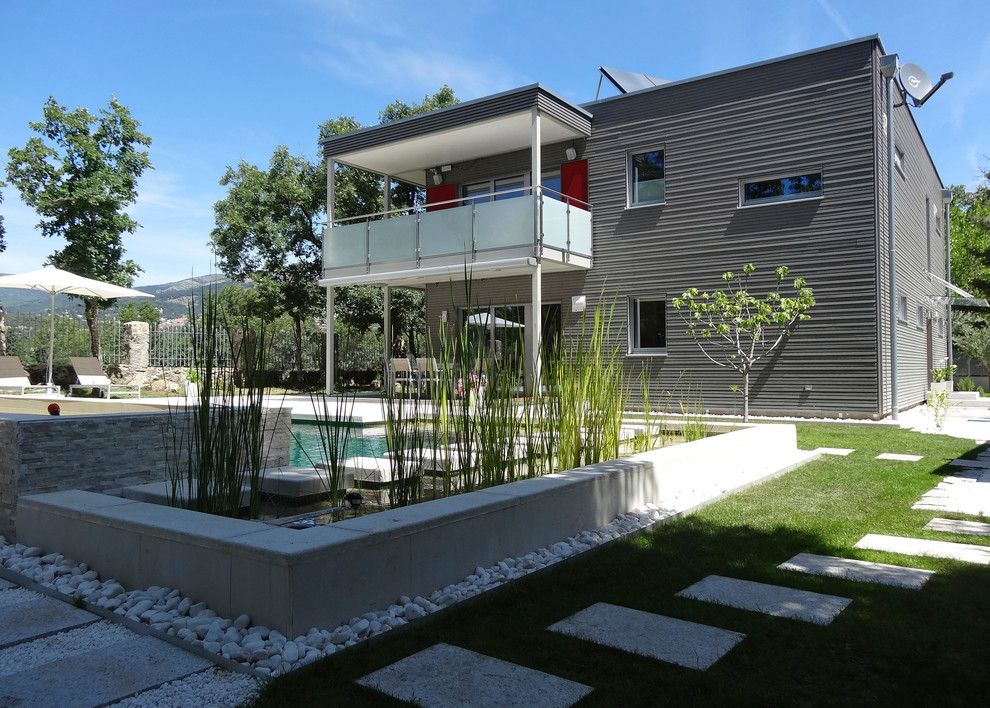 Immagine della villa grigia contemporanea a due piani di medie dimensioni con rivestimento in legno e tetto piano