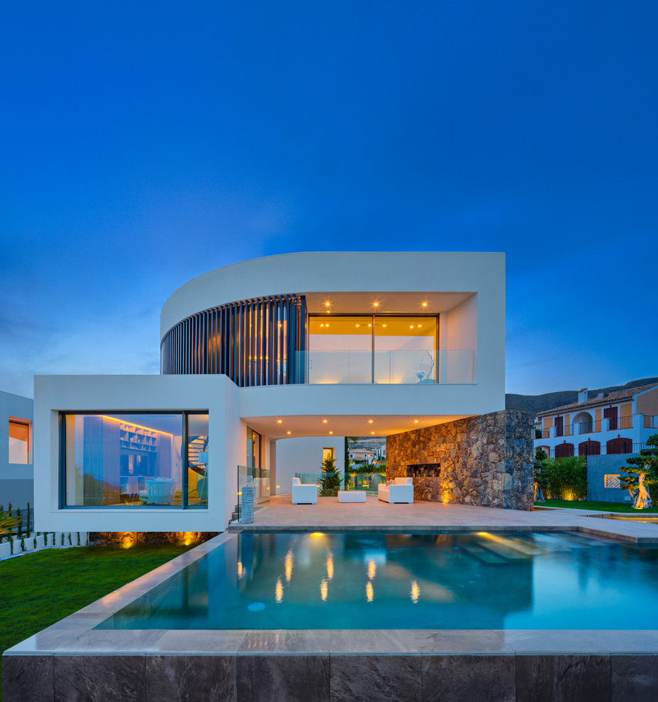 Großes, Zweistöckiges Modernes Haus mit Mix-Fassade, weißer Fassadenfarbe und Flachdach in Alicante-Costa Blanca