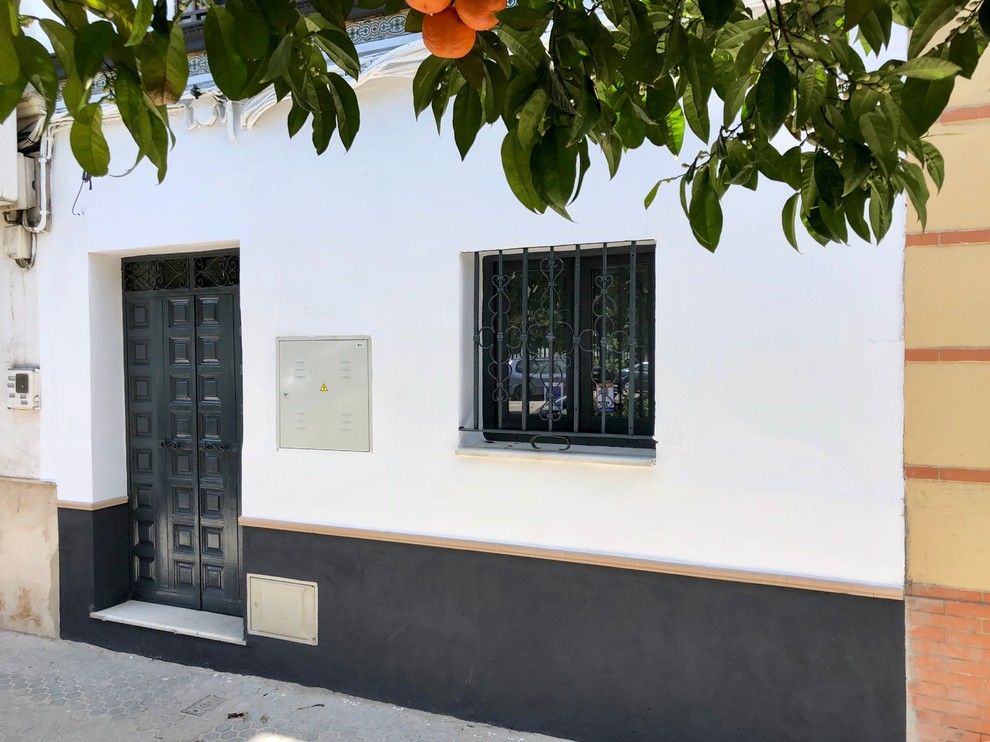 Foto de fachada tradicional renovada pequeña de dos plantas con revestimiento de hormigón