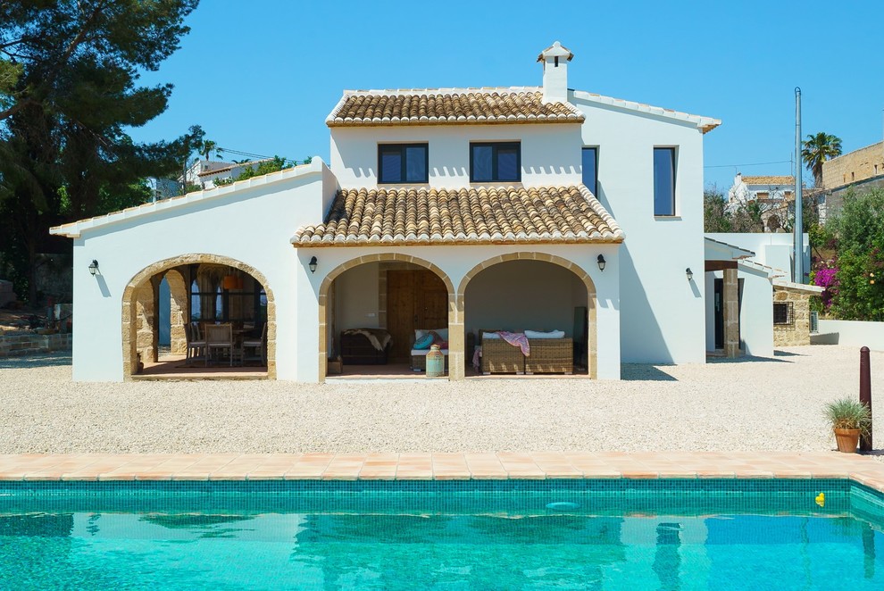 Diseño de fachada de casa blanca mediterránea de dos plantas con tejado de teja de barro