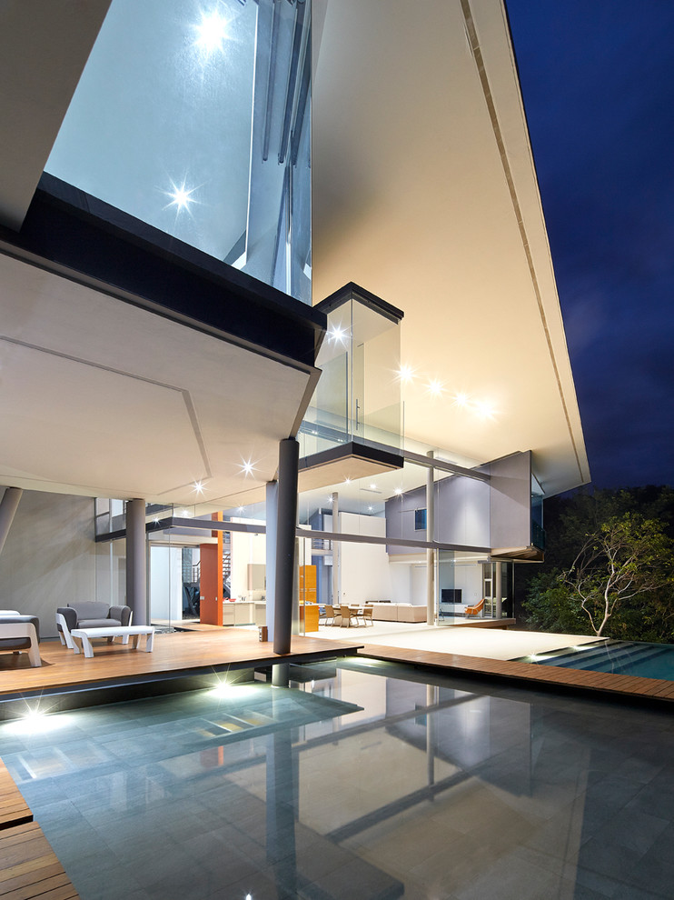 Идея дизайна: двухэтажный, серый дом среднего размера в современном стиле с облицовкой из бетона и односкатной крышей