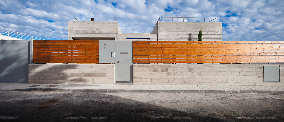 Foto de fachada gris actual de tamaño medio de dos plantas con revestimiento de hormigón y tejado plano