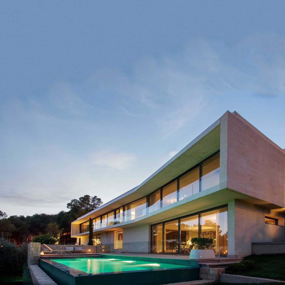 Zweistöckiges Modernes Einfamilienhaus mit grauer Fassadenfarbe in Valencia