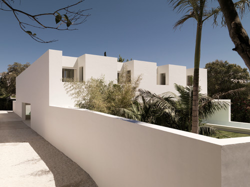 スペインの青空と太陽の光に映える 中庭のある白い別荘 Houzz ハウズ スペインの青空と太陽の光に映える 中庭のある白い別荘 Houzz ハウズ