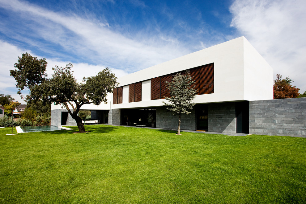 Trendy exterior home photo in Madrid