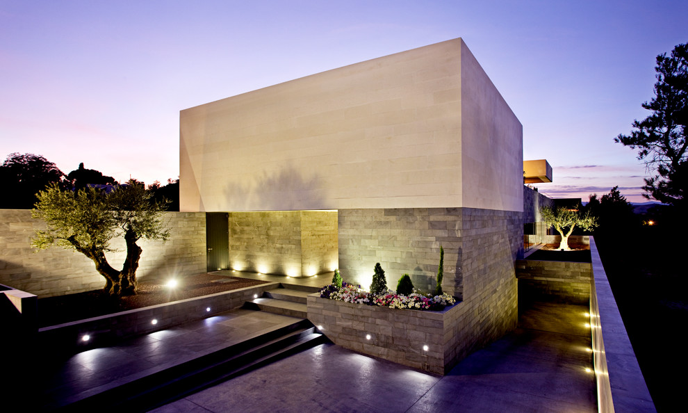 Photo of a contemporary house exterior in Madrid.