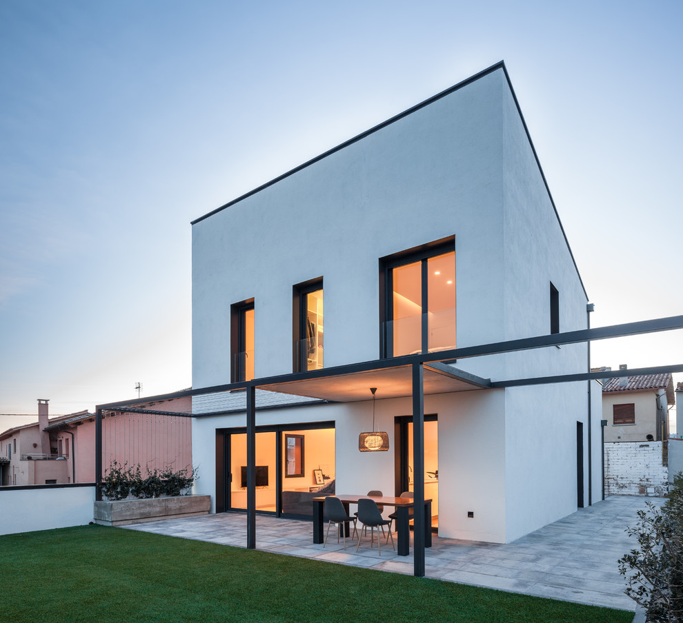 Свежая идея для дизайна: двухэтажный, белый частный загородный дом в стиле модернизм с плоской крышей - отличное фото интерьера