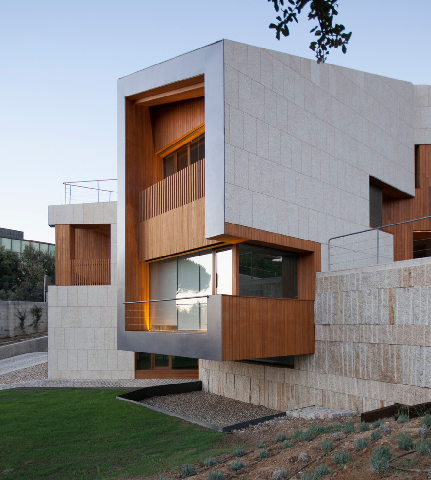 Стильный дизайн: огромный, трехэтажный, серый дом в современном стиле с комбинированной облицовкой и односкатной крышей - последний тренд