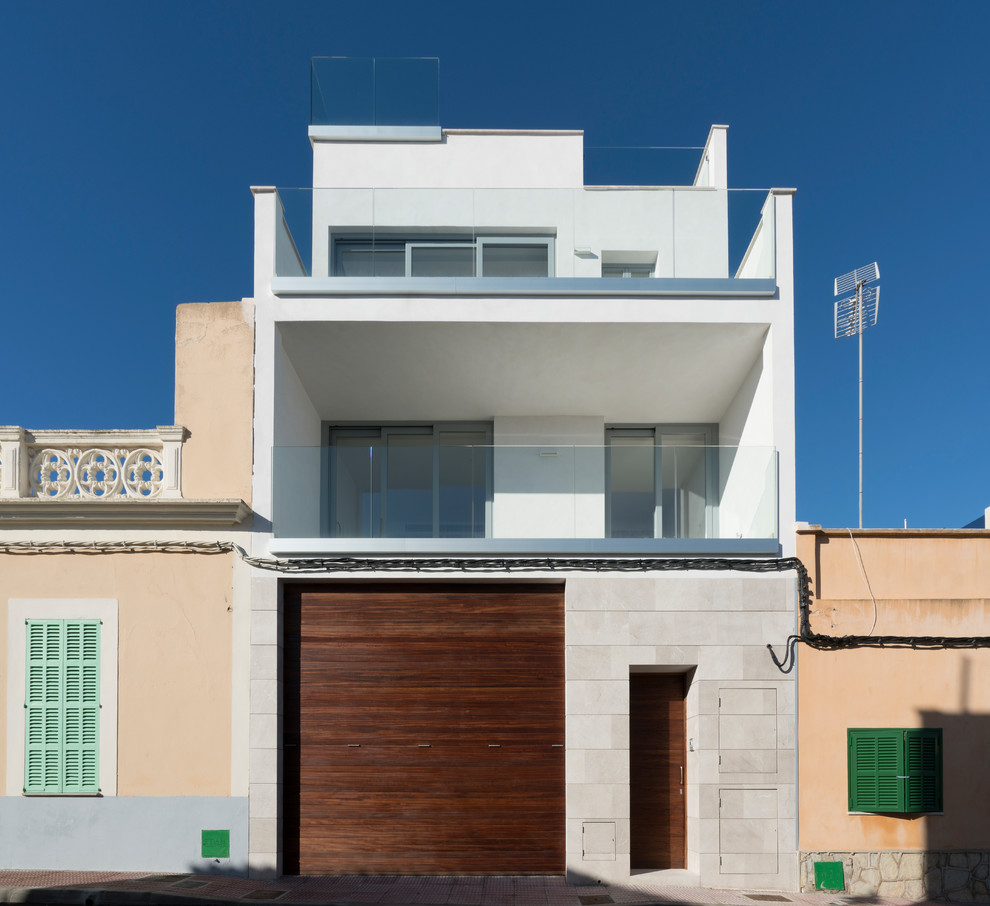 На фото: трехэтажный, белый частный загородный дом в стиле модернизм с облицовкой из цементной штукатурки и плоской крышей с