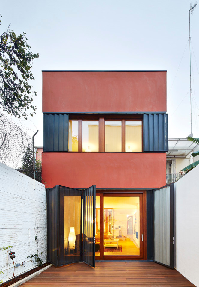 Diseño de fachada de casa roja contemporánea de tamaño medio de dos plantas con revestimientos combinados y tejado plano
