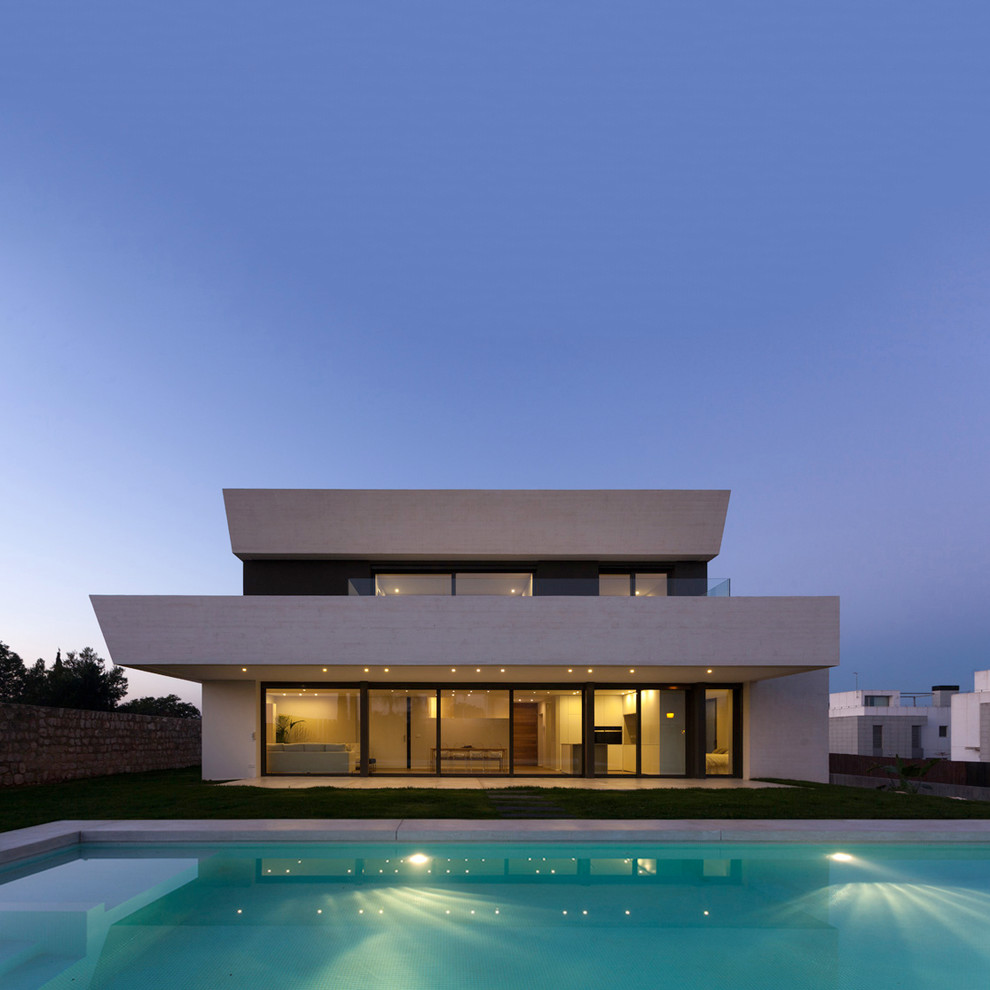 Diseño de fachada de casa blanca moderna de dos plantas con tejado plano