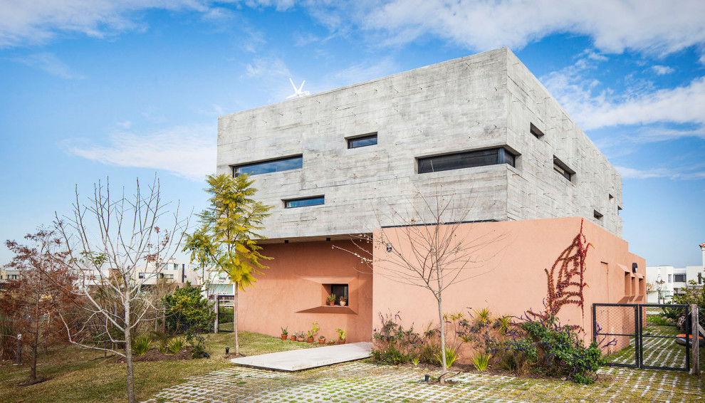 Идея дизайна: двухэтажный, оранжевый частный загородный дом в современном стиле с комбинированной облицовкой и плоской крышей