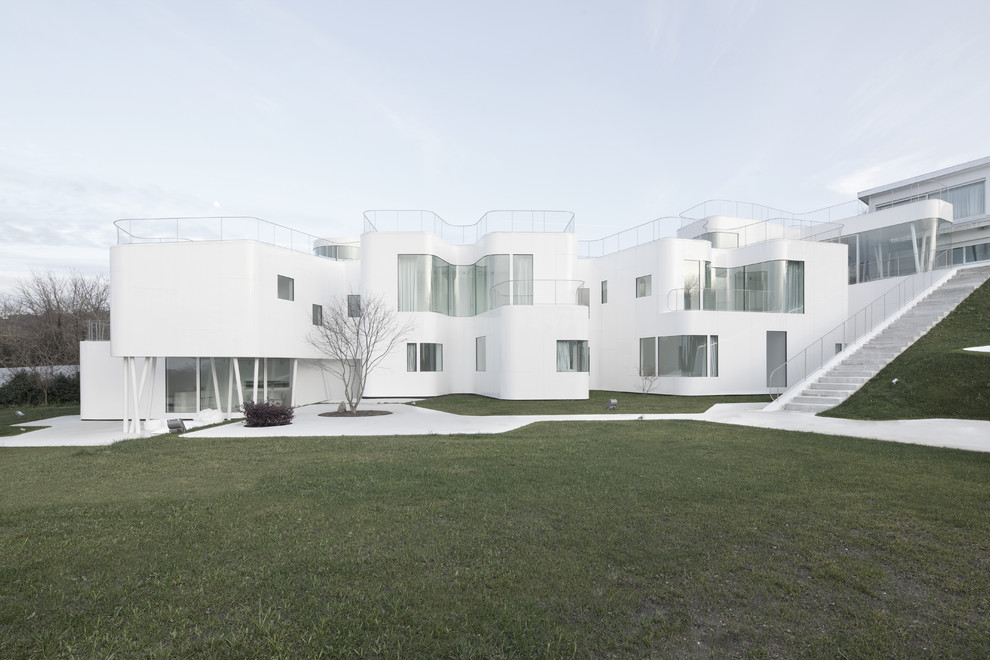 Imagen de fachada blanca contemporánea extra grande de dos plantas con tejado plano y escaleras