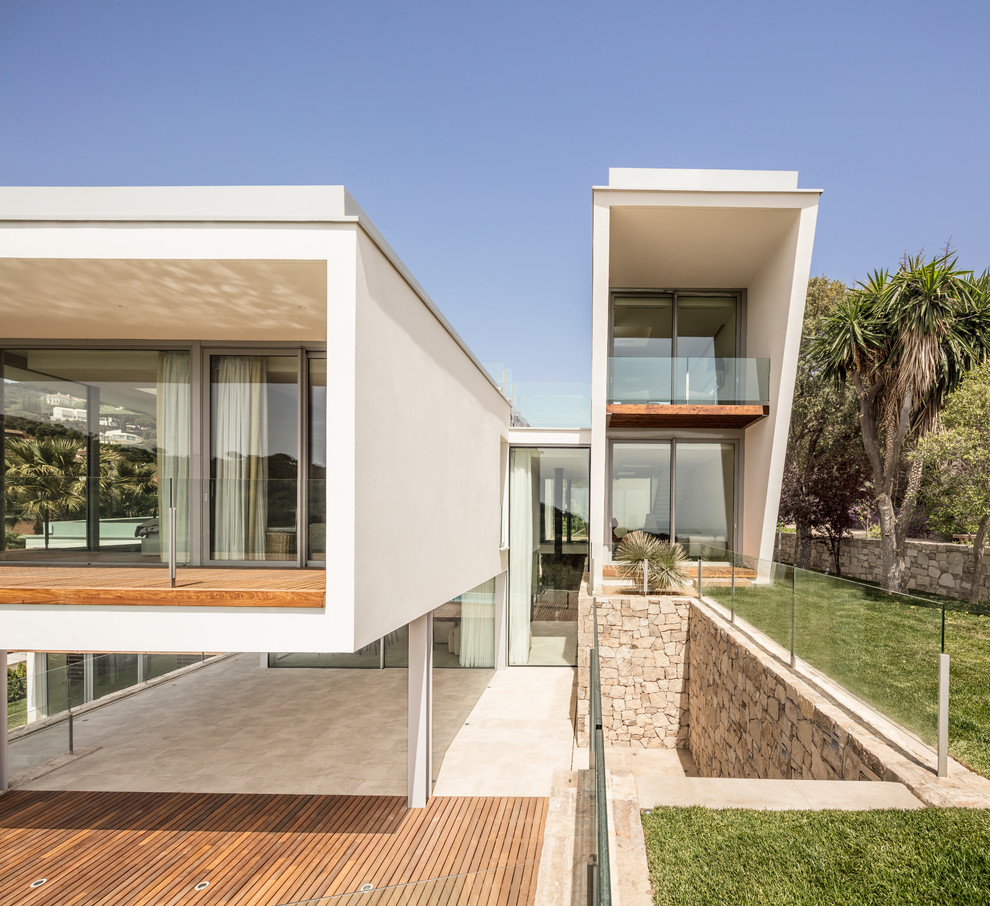 Imagen de fachada de casa blanca minimalista de dos plantas con tejado plano