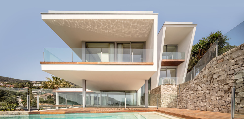 Diseño de fachada de casa blanca moderna de dos plantas con tejado plano