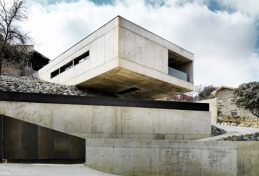 Inspiration for a gey contemporary bungalow concrete detached house in Madrid with a flat roof.