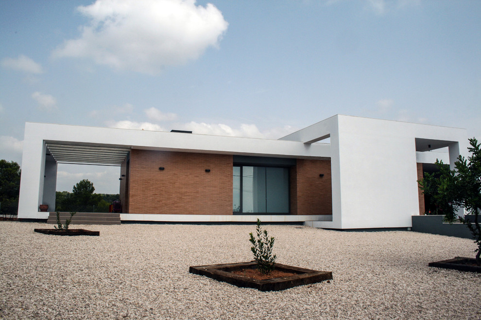 Design ideas for a contemporary house exterior in Valencia.