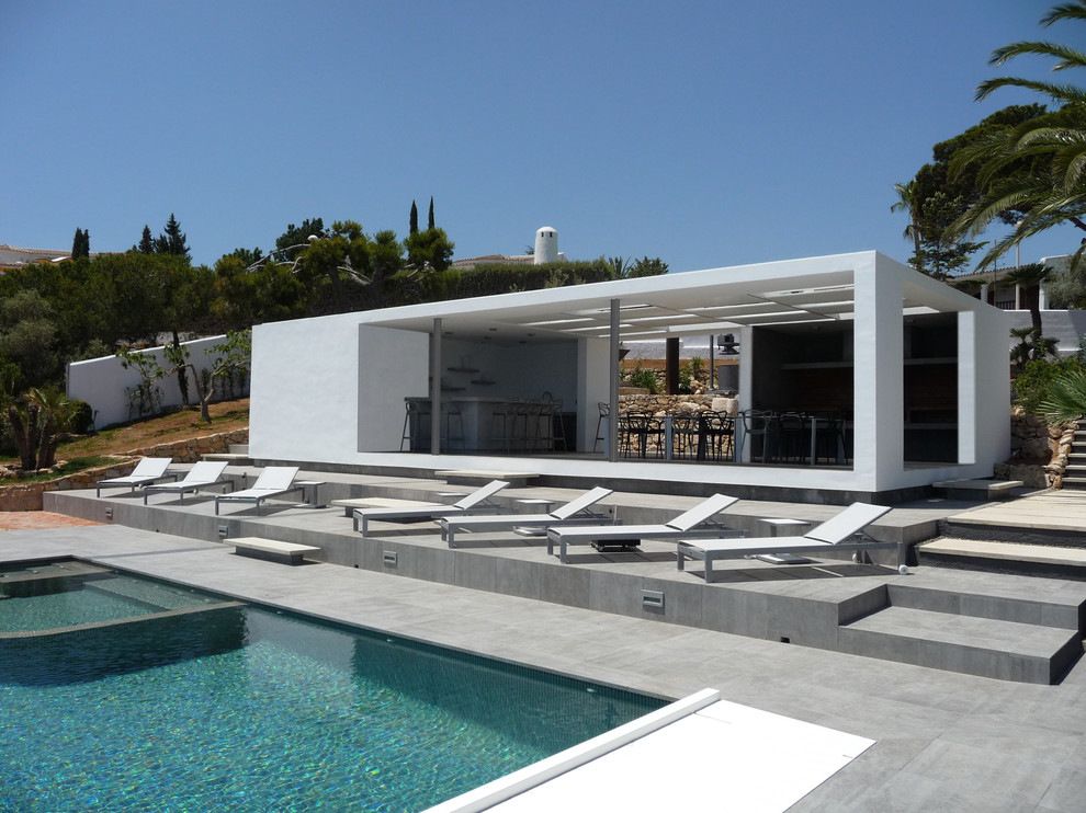 Idée de décoration pour une petite façade de maison blanche méditerranéenne de plain-pied avec un toit plat.