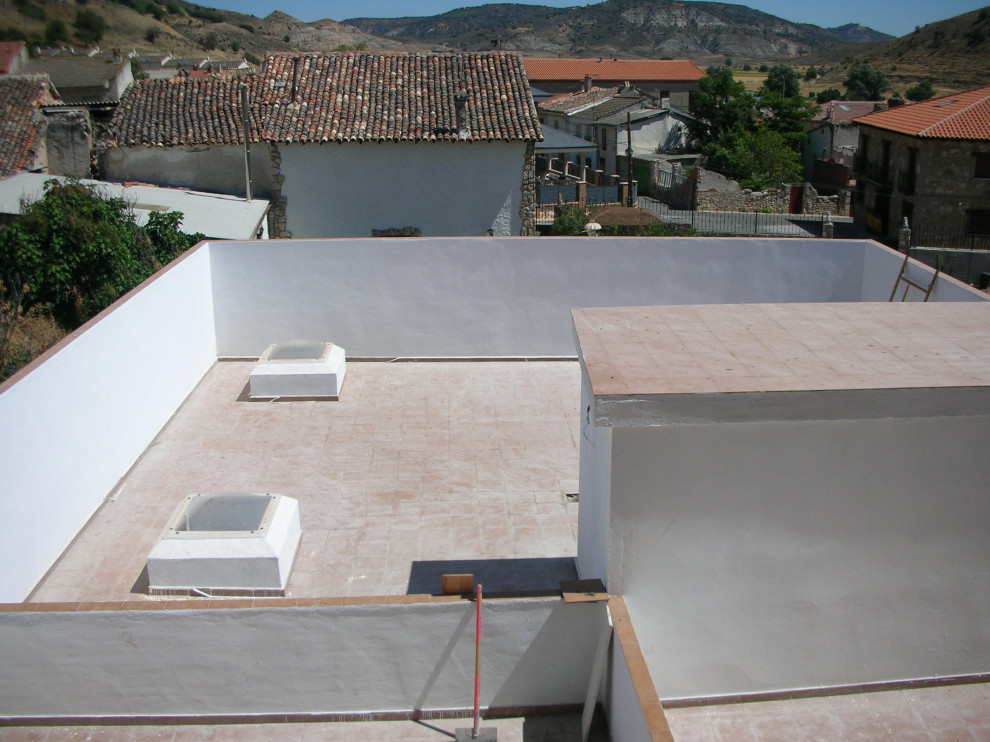 Réalisation d'un très grande façade d'immeuble minimaliste en brique avec un toit à deux pans et un toit en tuile.