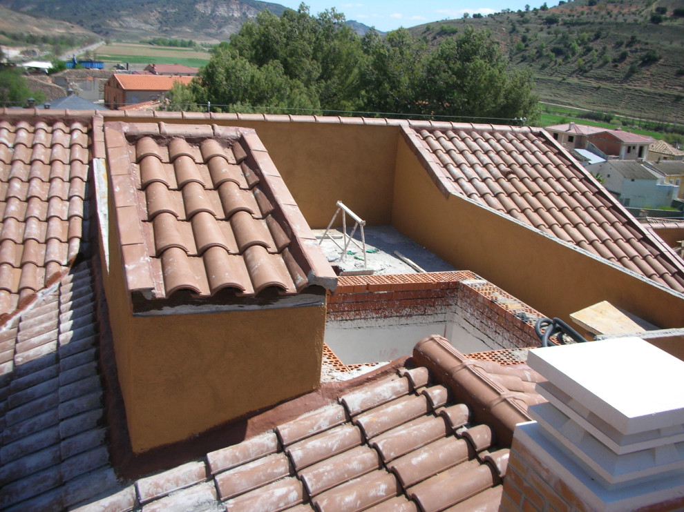 Imagen de fachada de piso marrón moderna extra grande con revestimiento de ladrillo, tejado a dos aguas y tejado de teja de barro