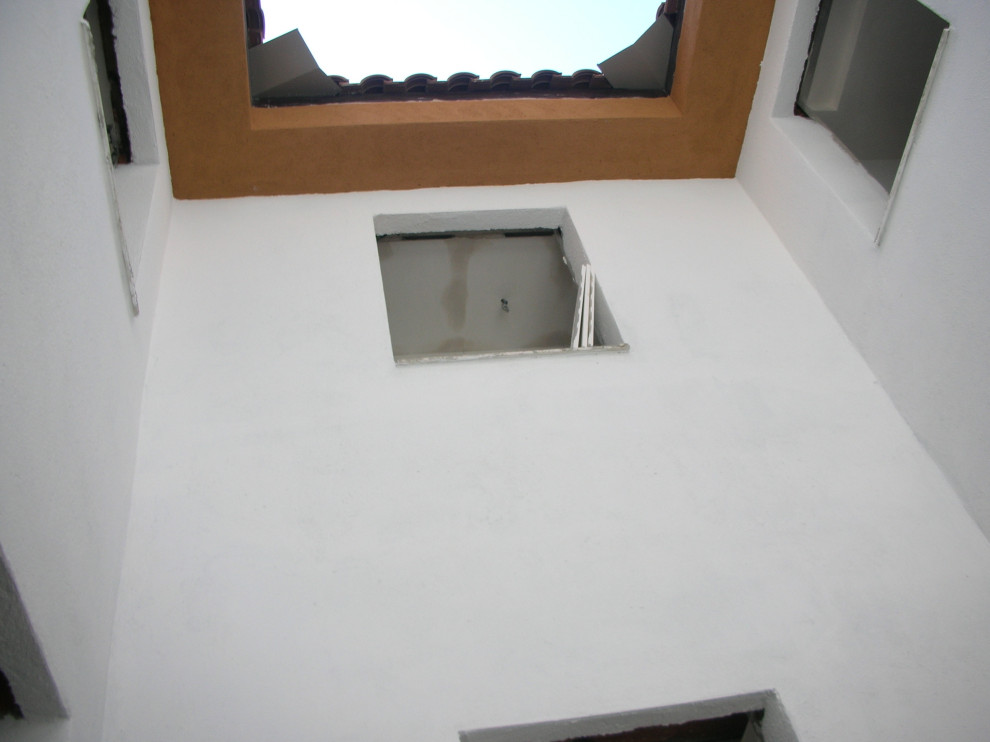 Ispirazione per la facciata di un appartamento ampio bianco moderno a quattro piani con rivestimento in mattone verniciato, tetto a capanna e copertura in tegole