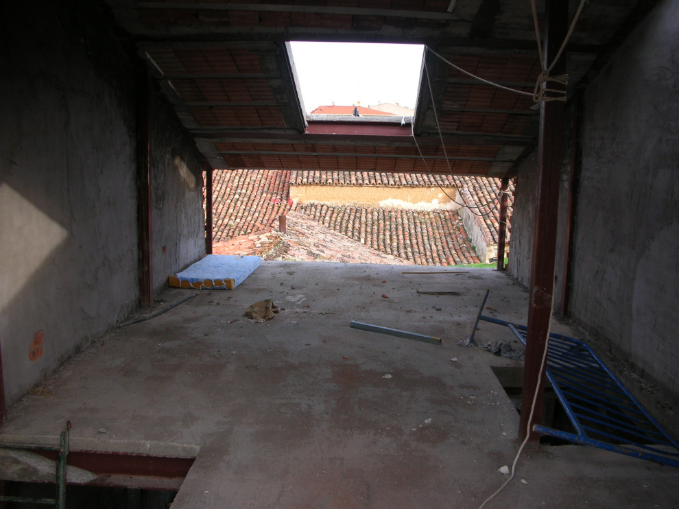Inredning av ett modernt litet rött lägenhet, med tre eller fler plan, tegel, sadeltak och tak med takplattor