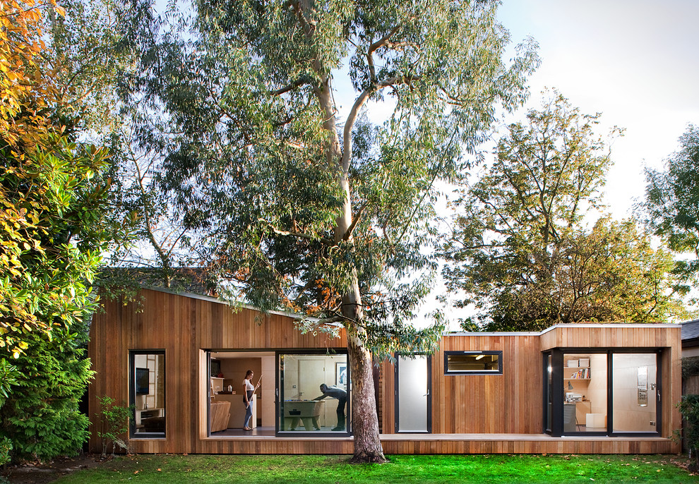 Idées déco pour une petite façade de maison marron contemporaine en bois de plain-pied avec un toit plat.