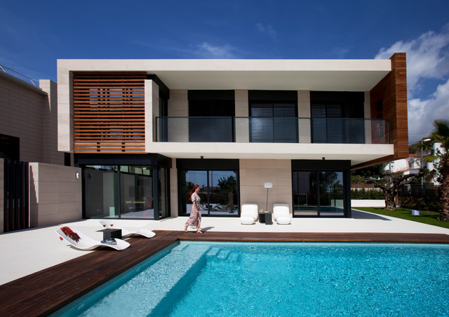 Exterior chalet con piscina - Sitges - Modern - House Exterior - Barcelona  - by Zania Design | Houzz IE