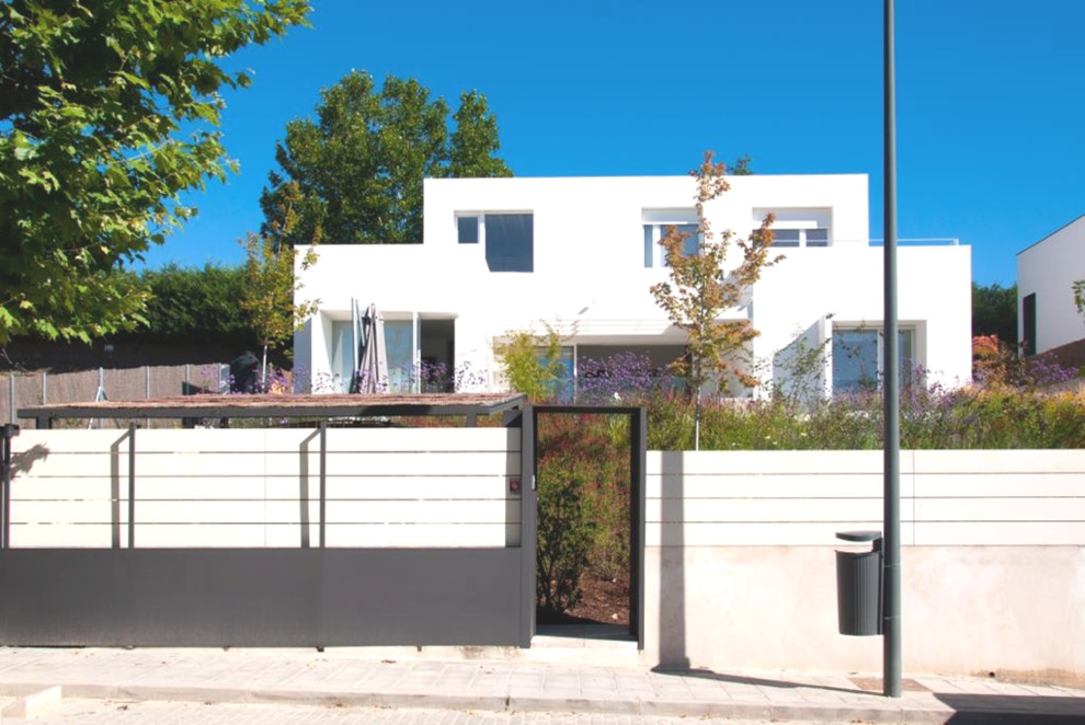 Inspiration for a contemporary exterior home remodel in Madrid