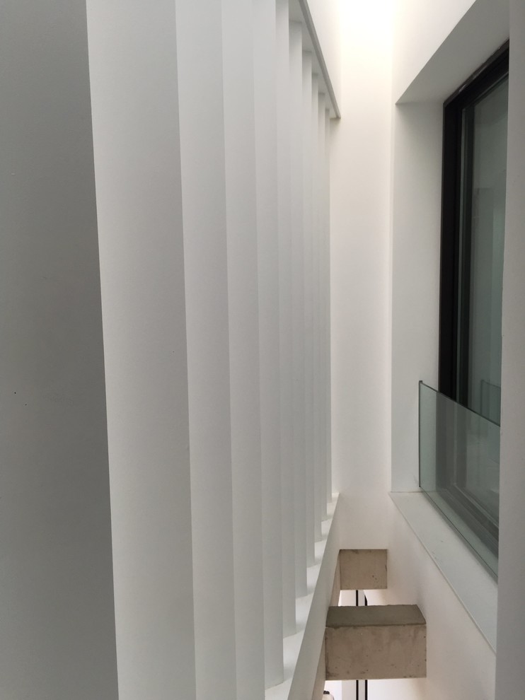 Imagen de fachada de casa blanca minimalista grande de tres plantas