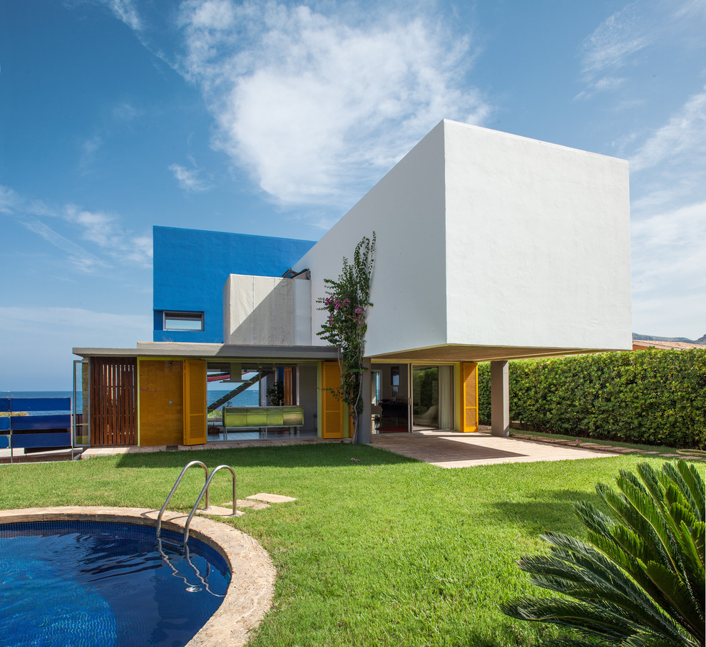 Diseño de fachada de casa multicolor actual de dos plantas con tejado plano