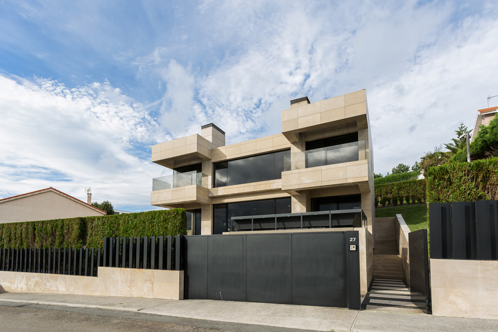 Foto de fachada beige contemporánea de tamaño medio de tres plantas con revestimientos combinados y tejado plano
