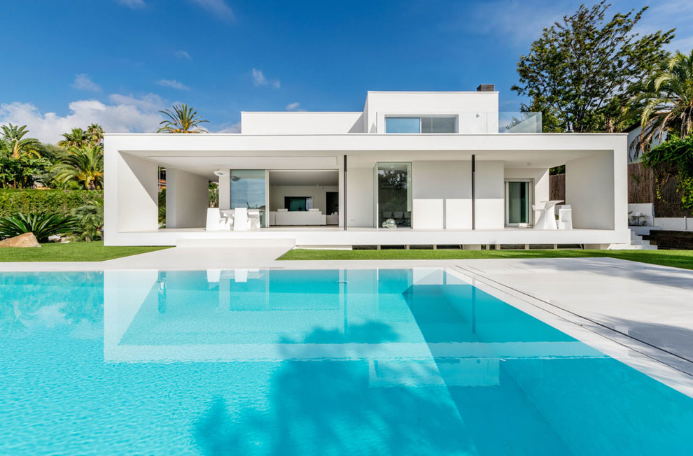 Großes, Zweistöckiges Modernes Einfamilienhaus mit weißer Fassadenfarbe, Flachdach und weißem Dach in Barcelona