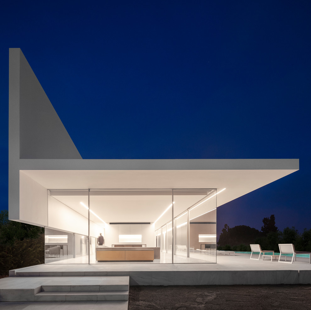 Idee per la villa bianca moderna a un piano con rivestimento in vetro e tetto piano