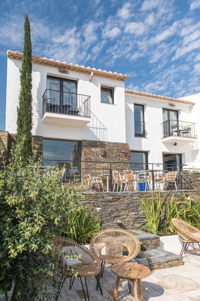 バルセロナにある地中海スタイルのおしゃれな家の外観の写真